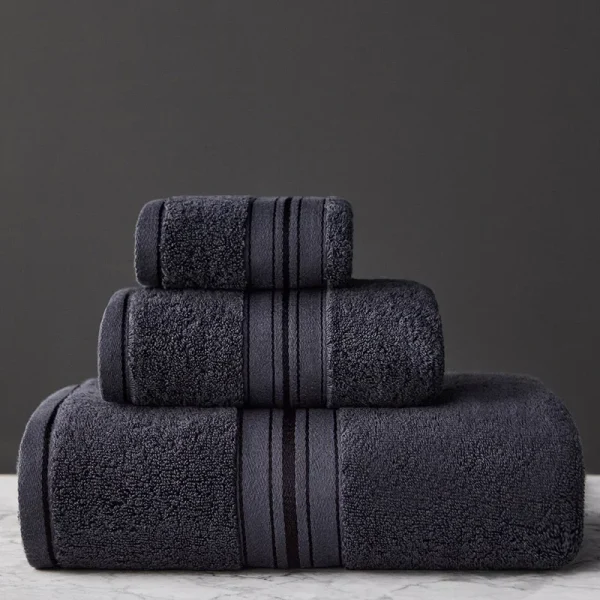 ensemble de serviettes gris foncé